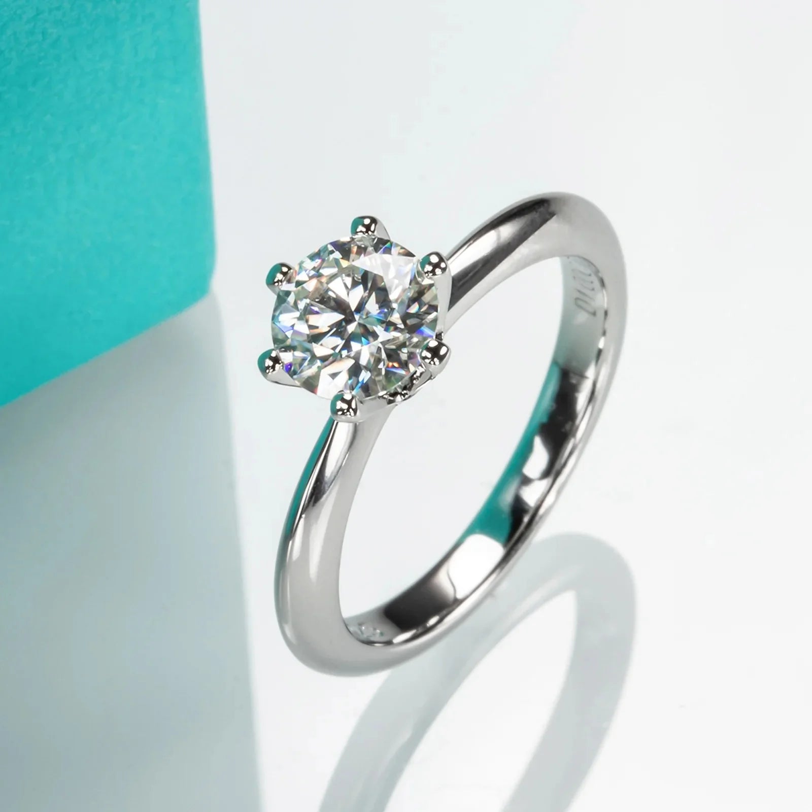 VVS1 Round Cut Solitaire Moissanite Engagement Ring